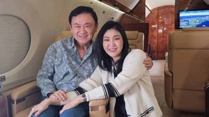 شيناواترا مع أخته قبل عودته إلى تايلاند وإيداعه السجن- حسابها عبر فيسبوك