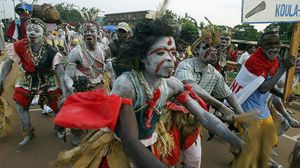 غابونيون في رقصة تراثية بشوارع العاصمة ليبرفيل- جيتي