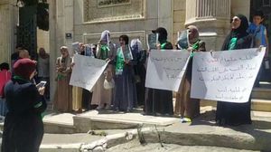 نظمت الطالبات وقفة احتجاجية أمام جامعة الخليل- تويتر