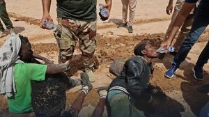 ليبيون يسقون مهاجرين وجدوا في الصحراء قالوا إن تونس طردتهم- اللجنة الوطنية لحقوق الإنسان الليبية