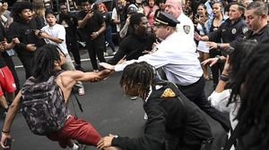 حدثت أعمال عنف وشغب في نيويورك عندما تجمع الشباب استجابة لدعوة مؤثر أمريكي- الأناضول
