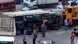 اشتباكات مسلحة وقعت بين عناصر حماية الشاحنة ومسلحين من المنطقة التي انقلبت بها- تويتر