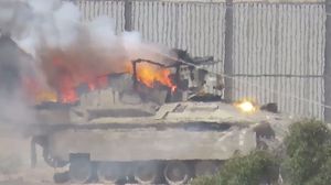 ناقلة جنود من طراز النمر تحترق بالكامل جراء ضربة للقسام- إعلام القسام
