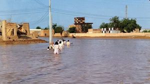 سكان في منطقة طوكر شرق السودان داخل قريتهم بعد غرقها بالماء- إكس