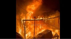 ارتقى خمسة شهداء بحرق خيام النازحين في دير البلح- إكس