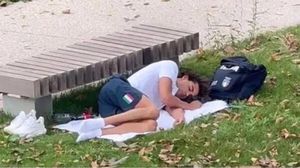 اضطر السباح الإيطالي توماس سيكونو إلى النوم في شوارع باريس- أ ف ب