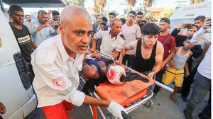 أحد المصابين خلال نقله إلى مستشفى شهداء الأقصى بدير البلح- الأناضول