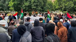 رفع المشاركون في الوقفة الاحتجاجية أعلام فلسطين وصورا لهنية والقدس- الأناضول