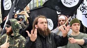 شبان غربيون يرفعون أعلام تنظيم الدولة في بريطانيا - أرشيفية