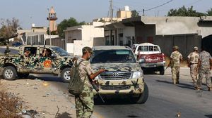 عناصر من "درع ليبيا" في حالة اشتباك مع قوات اللواء المنشق خليفة حفتر غرب طرابلس- أ ف ب