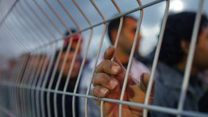 يواجه الفلسطينيون الأسرى في سجون الاحتلال معاملة غير إنسانية- أرشيفية