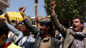 يحمل الحوثيون سلاحهم في المظاهرات (أرشيفية) - أ ف ب