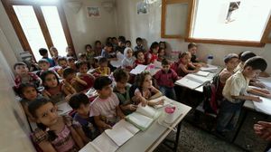 حلب: صفوف دراسية مكتظة في الطوابق السفلية بعيدا عن قذائف طائرات الأسد (أ ف ب)