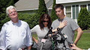 والدة الصحافي الأميركي جيمس فولي بعد إعدامه على يد تنظيمم الدولة - أ ف ب