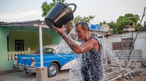 سكان هافانا يرتجلون وسائل للإفلات من الحرارة الخانقة - أ ف ب