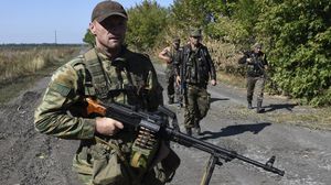 مسلحون موالون لروسيا في قرية شرق أوكرانيا قريبة من دونتسك - أ ف ب