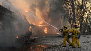 عمال الإنقاذ تمكنوا من احتواء 29 في المئة من الحريق - أ ف ب