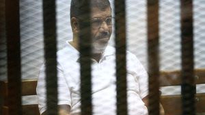 مرسي أثناء إحدى جلسات المحاكمة - أرشيفية