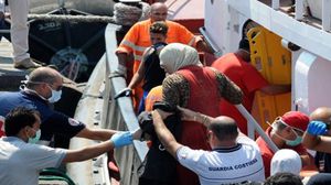 غزيون يهربون من الحصار الإسرائيلي للموت في عرض البحر - فيس بوك