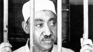 سيد قطب في محبسه قبل أن ينفذ فيه نظام عبد الناصر حكم الإعدام - أرشيفية