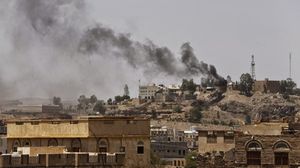 أعمدة الدخان تتصاعد من مبنى التلفزيون اليمني ـ صحافة يمنية