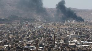 الدخان يتصاعد من منطقة جامعة العلوم والتكنولوجيا في صنعاء - أ ف ب