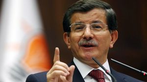 أكد رئيس الوزراء التركي أحمد داود أوغلو، السبت، أن الضربات تأتي "عملا بقواعد الاشتباك"- أرشيفية