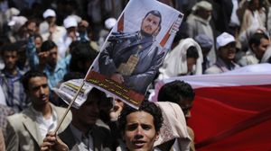حوثيون يقطعون شوارع ريئسية في صنعاء خلال احتجاجاتهم بدعوة من زعيمهم عبد الملك - الأناضول
