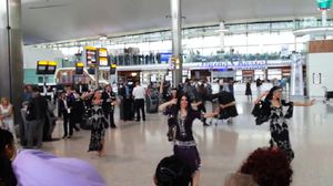 فتيات مصريات يروجن للسياحة بمصر في مطار لندن ـ فيسبوك