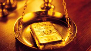 الذهب ينخفض بعد تلميح "المركزي الأمريكي" برفع الفائدة