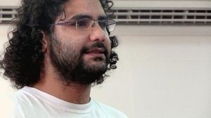 عبد الفتاح والناشطين الآخرين كانوا في قفص الاتهام عندما صدر قرار المحكمة - أرشيفية