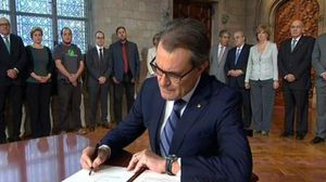 رئيس إقليم كاتالونيا الإسباني يوقع مرسوما للتصويت على الاستقلال - أ ف ب