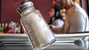توصي منظمة الصحة العالمية، بتناول 5 غرامات من الملح يوميا للأشخاص البالغين - تعبيرية
