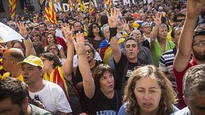 كتالونيون يرفعون أعلام الاقليم في تظاهرة مطالبة بالانفصال - أرشيفية