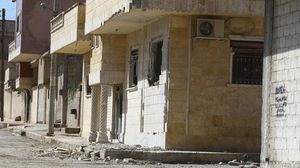 آثار صواريخ "تنظيم الدولة" على أحد منازل بلدة كوباني الكردية السورية - الأناضول