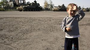 طفل يشاهد الدبابات الأوكرانية تمر أمامه في دونتسك - أ ف ب