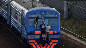 شبان يتعلقون بقطار في محطة قرب موسكو - أ ف ب