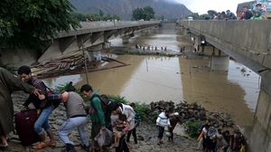 أوقعت الأمطار الغزيرة والفيضانات أكثر من 100 قتيل في الهند وحدها ـ أ ف ب 