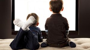 يوصى بألا يتعرض الأطفال لمشاهدة التلفزيون لأكثر من ساعتين يوميا - أرشيفية