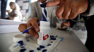 ناخب تونسي خلال إدلائة بصوته في الانتخابات الأولى - أرشيفية