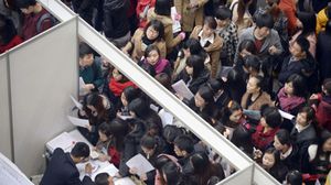 آلاف العاطلين عن العمل خلال تقديمهم طلبات وظيفة في الصين - أرشيفية