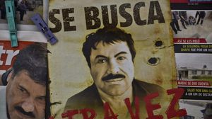 ملصق عليه صورة مهرب المخدرات المكسيكي الشهير "إل تشابو" غوزمان - أ ف ب