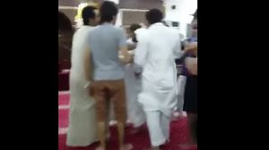أخرج المصلون الشاب إلى خارج المسجد - يوتيوب