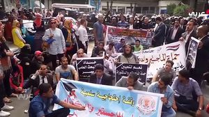 رفع المحتجون لافتات منددة بسياسيات حكومة محلب- عربي21