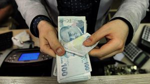 سجلت العملة التركية 6.3800 ليرة منخفضة عن سعر إغلاق أمس البالغ 6.3150 ليرة-  أ ف ب 