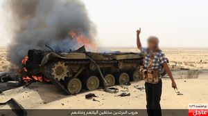 إحدى الصور التي بثتها "ولاية سيناء" تظهر دبابة محترقة منسوبة للجيش المصري - تويتر