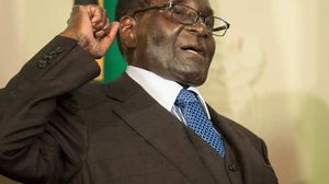 قال موغابي لمؤيديه: "يثير البعض موضوع أن الرئيس سيرحل. لن أرحل"- ا ف ب