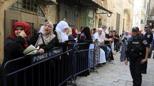 الاحتلال يضيق على الفلسطينيين عند دخولهم إلى الأقصى ويفسح الطريق لليهود - فيسبوك