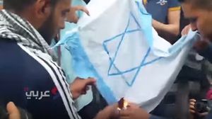 انتقد المحتجون الإعلام الذي يداهن الصهاينة ويشتم المقاومة الفلسطينية الشريفة - عربي21