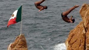غطاس يمارس القفز الحر في الماء في أكابولكو - أ ف ب